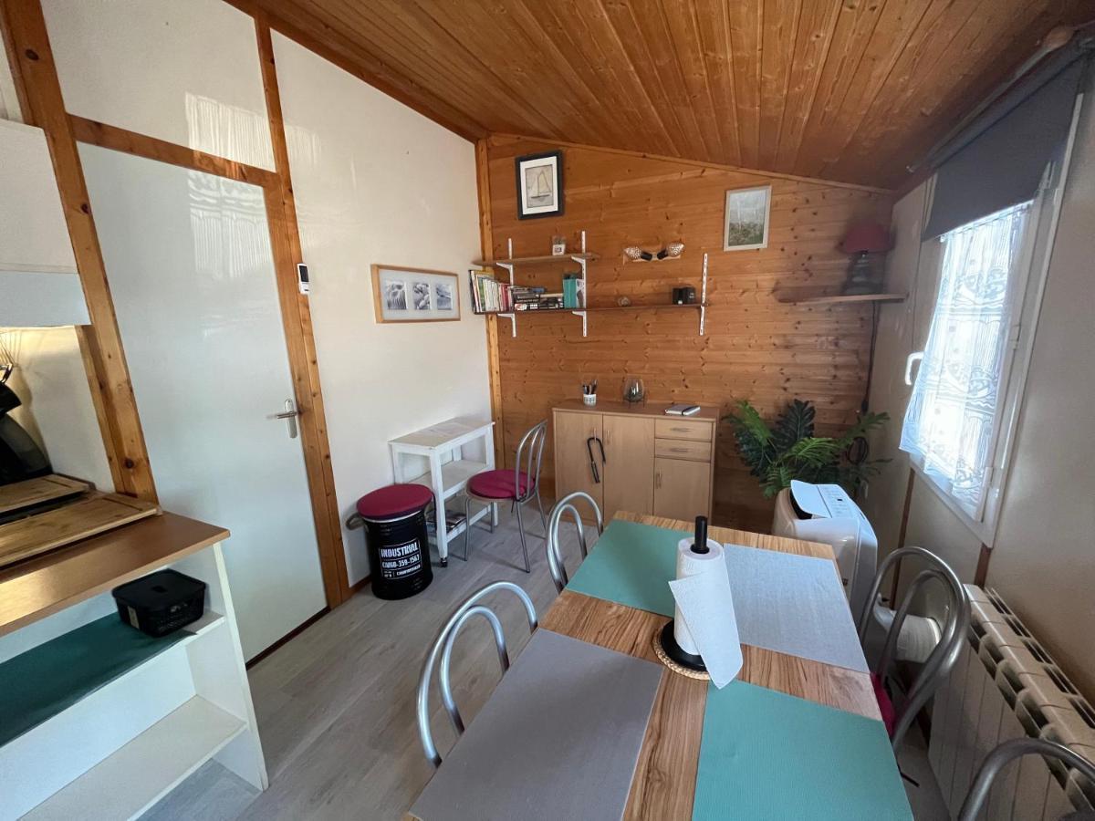 Chalet agréable en bord en de mer. Le Port-des-Barques Esterno foto